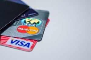 Platba platební kartou v online casinech - CasinoCzech